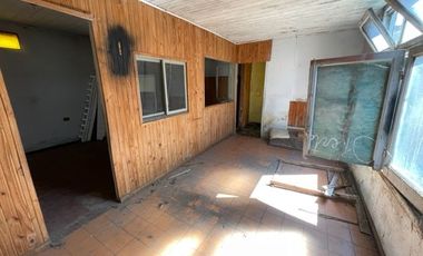 9 E/ 164 y 165 - CASA A DEMOLER (BERISSO)