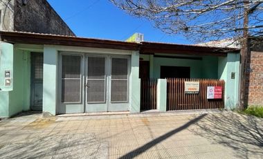 9 E/ 164 y 165 - CASA A DEMOLER (BERISSO)