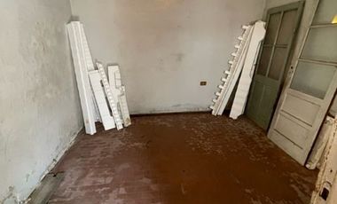 9 E/ 164 y 165 - CASA A DEMOLER (BERISSO)