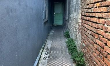 9 E/ 164 y 165 - CASA A DEMOLER (BERISSO)