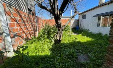 9 E/ 164 y 165 - CASA A DEMOLER (BERISSO)