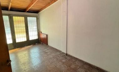 9 E/ 164 y 165 - CASA A DEMOLER (BERISSO)