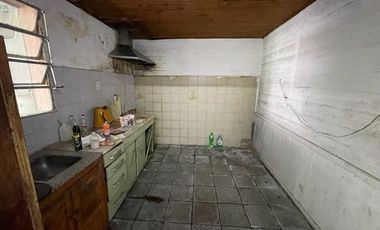 9 E/ 164 y 165 - CASA A DEMOLER (BERISSO)
