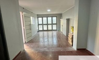 Espora e/ 32 y 33 - CASA (BERISSO)