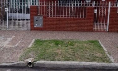 Venta Monte Grande Casa De 2 Dormitorios, Entrada De Auto Y Fondo Libre.