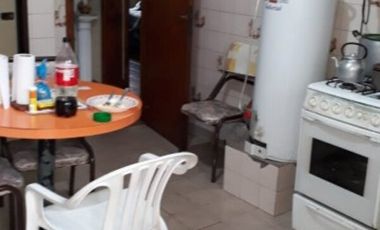 Venta Monte Grande Casa De 2 Dormitorios, Entrada De Auto Y Fondo Libre.