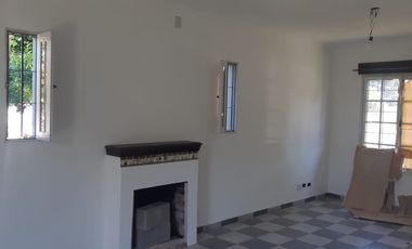 Venta Monte Grande Casa de 2 Dormitorios, entrada de Auto y fondo libre