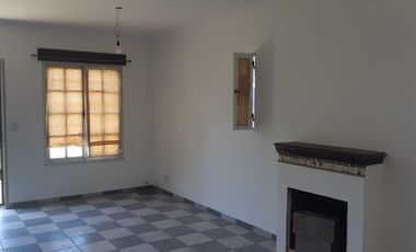 Venta Monte Grande Casa de 2 Dormitorios, entrada de Auto y fondo libre