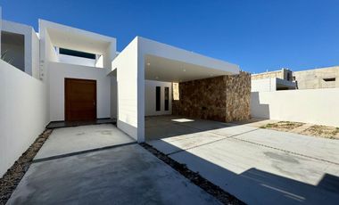 CASA VENTA MÉRIDA, 4 HABITACIONES, ALBERCA, 559 DE CONSTRUCCIÓN, BELLAVISTA, DZITYÁ.