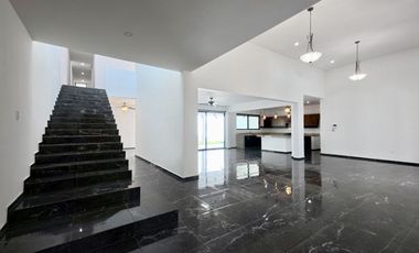 CASA VENTA MÉRIDA, 4 HABITACIONES, ALBERCA, 559 DE CONSTRUCCIÓN, BELLAVISTA, DZITYÁ.