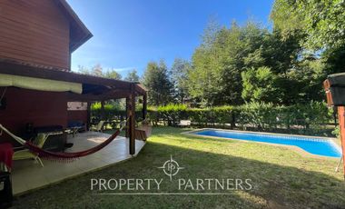 Casa esquina con piscina privada