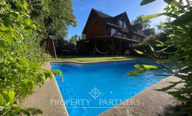 Casa esquina con piscina privada