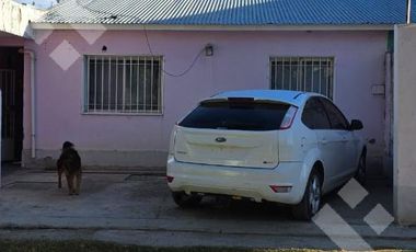 Se Alquila, casa de 2 dormitorios con patio, Plottier