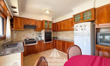Casa 4 amb. c/ cochera Doble de 202 m2 IMPECABLE en San José