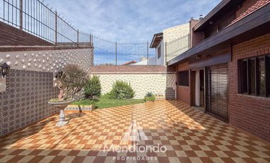 Casa 4 amb. c/ cochera Doble de 202 m2 IMPECABLE en San José