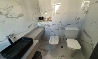 Casa 6 Amb a Estrenar en Venta, Lote Al Lago en Barrio Marinas. Puertos del Lago