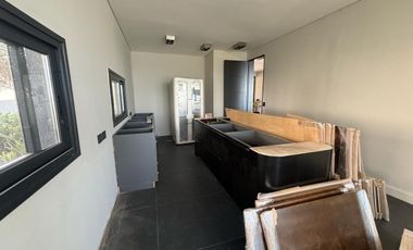 Casa 6 Amb a Estrenar en Venta, Lote Al Lago en Barrio Marinas. Puertos del Lago