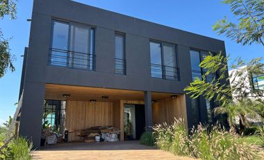 Casa 6 Amb a Estrenar en Venta, Lote Al Lago en Barrio Marinas. Puertos del Lago