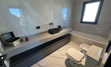 Casa 6 Amb a Estrenar en Venta, Lote Al Lago en Barrio Marinas. Puertos del Lago
