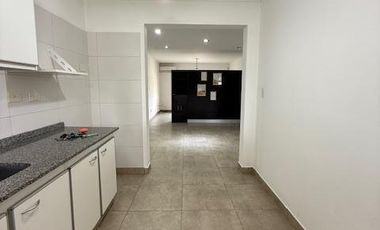 DEPARTAMENTO CON COCHERA Y JARDIN