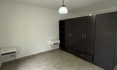 DEPARTAMENTO CON COCHERA Y JARDIN