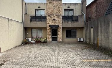 DEPARTAMENTO CON COCHERA Y JARDIN