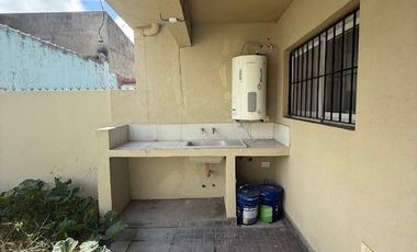 DEPARTAMENTO CON COCHERA Y JARDIN