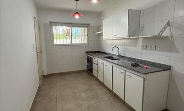 DEPARTAMENTO CON COCHERA Y JARDIN