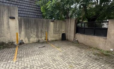 DEPARTAMENTO CON COCHERA Y JARDIN