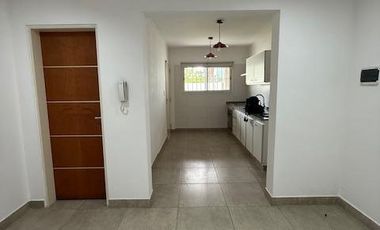 DEPARTAMENTO CON COCHERA Y JARDIN