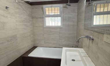 DEPARTAMENTO CON COCHERA Y JARDIN