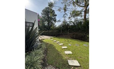 SE VENDE FINCA ENTRE EL CARMEN Y RIONEGRO PARCELACIÓN CERRADA CASA MOD