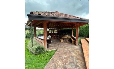 SE PERMUTA FINCA EN EL CARMEN DE VIBORAL INGRESANDO POR EL CANAD VA