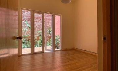 Departamento en planta baja dentro de casa catalogada