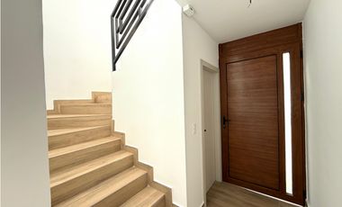 Venta de casa en urb. PortoManta sector sur vía San Mateo a estrenar.