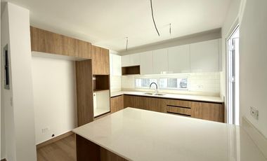 Venta de casa en urb. PortoManta sector sur vía San Mateo a estrenar.