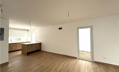 Venta de casa en urb. PortoManta sector sur vía San Mateo a estrenar.