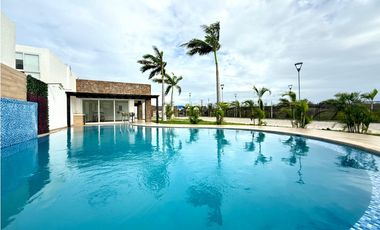 Venta de casa en urb. PortoManta sector sur vía San Mateo a estrenar.