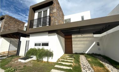 Venta de casa en urb. PortoManta sector sur vía San Mateo a estrenar.