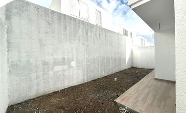 Venta de casa en urb. PortoManta sector sur vía San Mateo a estrenar.