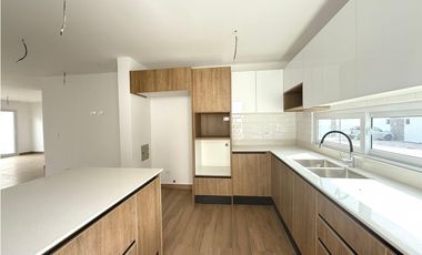 Venta de casa en urb. PortoManta sector sur vía San Mateo a estrenar.