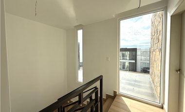 Venta de casa en urb. PortoManta sector sur vía San Mateo a estrenar.