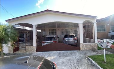 Venta de CASA REMODELADA en BRISAS DEL GOLF- MLS 21903