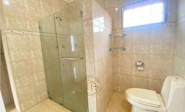 Venta de CASA REMODELADA en SAN ANTONIO – 5REC -Patio