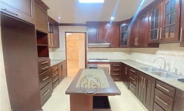 Venta de CASA REMODELADA en SAN ANTONIO – 5REC -Patio