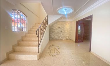 Venta de CASA REMODELADA en SAN ANTONIO – 5REC -Patio