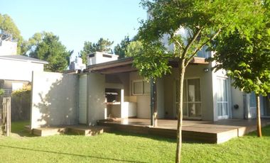DUPLEX CON JARDÍN DENTRO DEL JAGÜEL