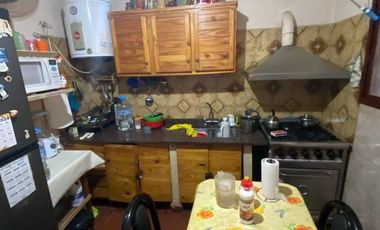 Casa en venta c/ cochera y local comercial en Pontevedra