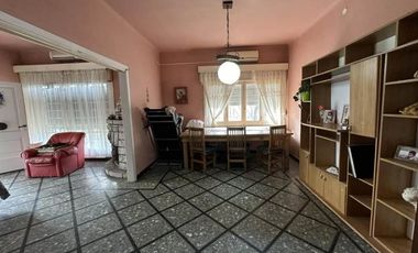 Casa con Departamento en venta en Quilmes Oeste
