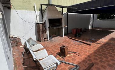 CASA EN VENTA 4 AMBIENTES Y GARAGE SAN CRISTOBAL OPORTUNIDAD